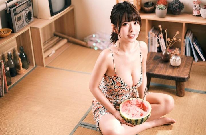 小猪与西瓜的趣味互动