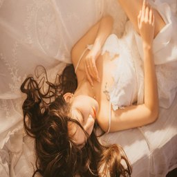 女生迈开腿打扑克又痛又痒怎么办？专家建议与解决方案